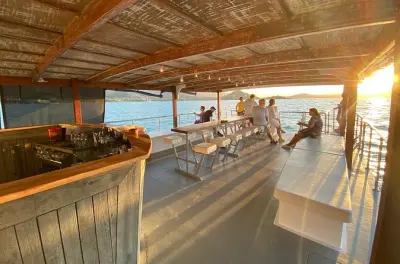 Sundowner Sunset Cruise Airlie Beach: Komplett überdachter Katamaran