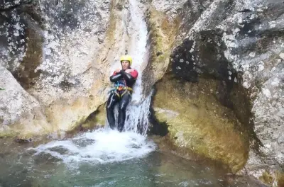 Familien-Canyoning im Soča-Tal mit Sprüngen und Rutschen