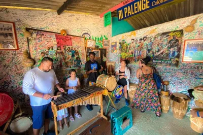 Conheça san basilio de palenque em um passeio privado saindo de cartagena. explore ruas coloridas, prove a culinária local e descubra a história afro-colombiana com guia nativo. inclui almoço e tr