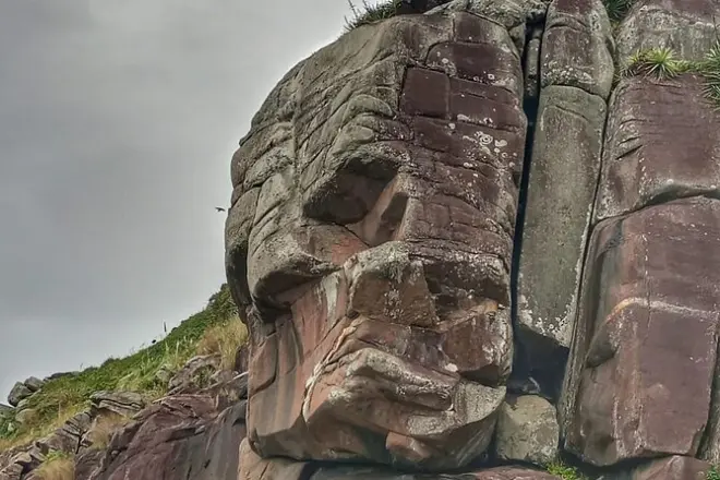 Sphinx Trail Praia da Silveira: Cliffs, inscriptions, pools