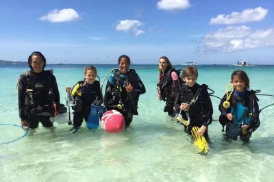 Découvrez la plongée à boracay avec un instructeur padi, deux plongées guidées au départ de white beach et tout l’équipement fourni. parfait pour débutants, réservez en toute confiance.