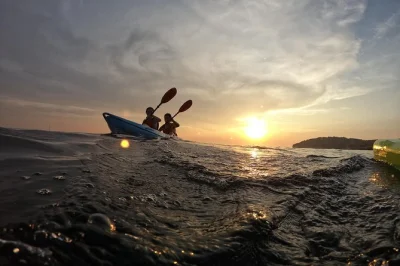 Scopri la costa di pula in kayak, fai snorkeling in acque limpide e prova i tuffi dalle scogliere con una guida locale. include bevande fresche, foto gopro e tutta l’attrezzatura per un’avventura 