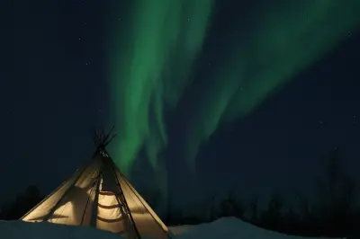 Nordlicht-Schneemobil-Tour bei Kiruna mit Tipi-Dinner