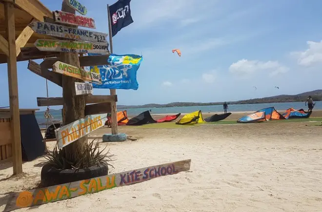 Aulas de kiteboarding em Curaçao: Aprenda na baía de St. Joris