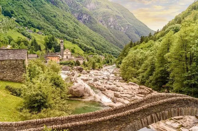 Valle Verzasca saindo de Lugano: Represa 007 e banho no rio