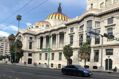 Escale longue à mexico ? découvrez le centre historique avec un guide local, prise en charge à l’aéroport incluse. admirez les fresques, goûtez aux snacks de rue et rendez votre escale inoublia