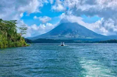 Tour privato Lago Arenal in barca e terme Baldi da San Jose