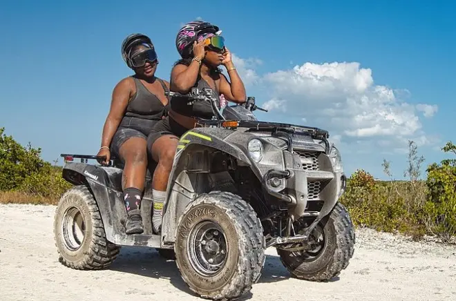 Sentieri sud-occidentali e Pirate's Cave in ATV a Providenciales