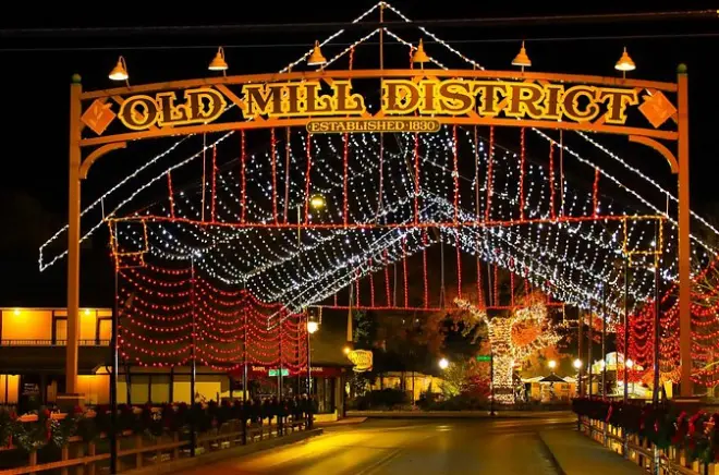 Winterfest Scenic Evening Tour: Pigeon Forge & Gatlinburg lights