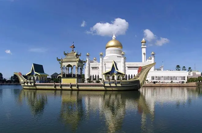 Bandar Seri Begawan meio dia: Regalia Real e duas mesquitas