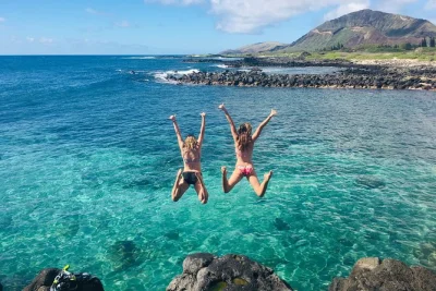 Laissez un guide local vous faire découvrir oahu autrement : surf, snorkeling, randonnée, sauts de falaise et plus encore lors d’une journée d’aventure privée. transport, snacks et matériel i
