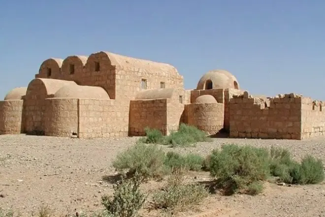 Trois palais omeyyades et théâtre romain près d’Amman