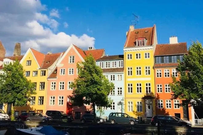 Copenhagen Walking Tour with Food Testing: Smorrebrod & Snap