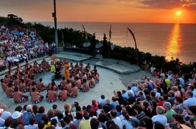 Atardecer en Uluwatu con danza kecak, templo y cena desde Jimbaran