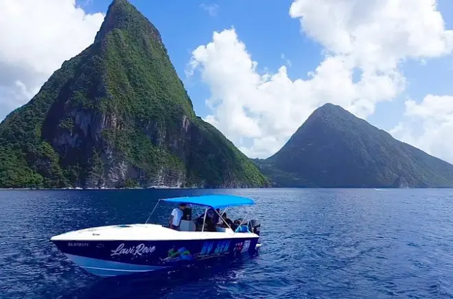 Lancha rápida do aeroporto de St Lucia ao resort com vista costeira