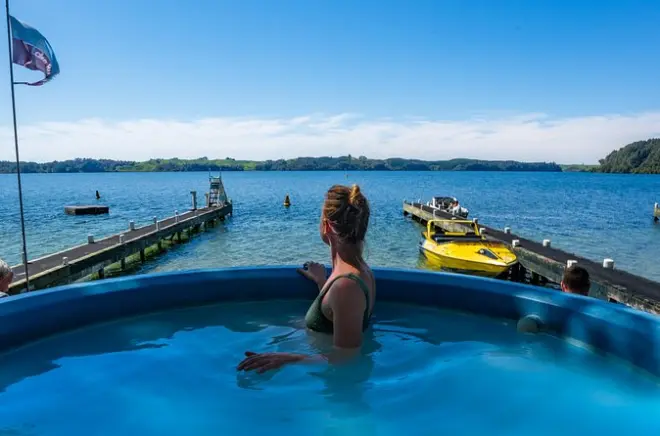 Jet boat e fontes termais em Rotorua: Banho em Manupirua