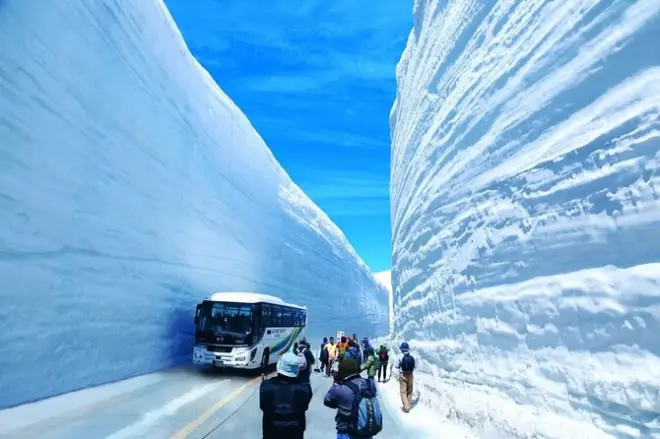 Muro de nieve de 20 m en Kanazawa: Paseo por el corredor alpino