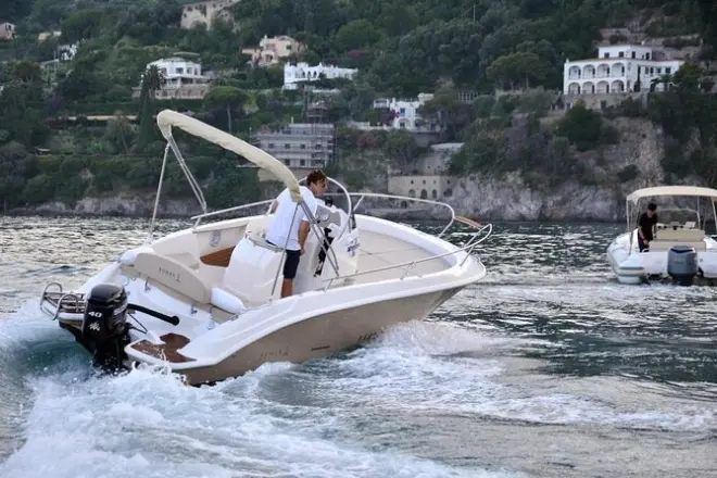 Barco com skipper na Costa Amalfitana para nadar em enseadas ocultas
