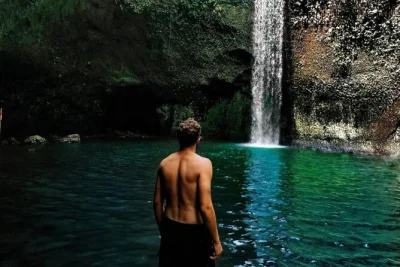 Descubre la frescura de la cascada kanto lampo, participa en un ritual en el templo tirta empul y recorre las famosas terrazas de arroz de tegallalang con guía y transporte privado.