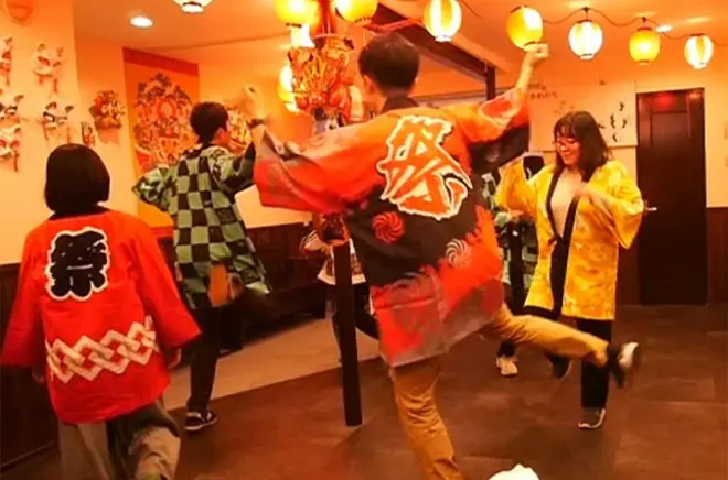Aula de dança Bon Odori em Osaka perto da Tsutenkaku