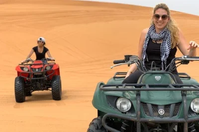 Découvrez l’adrénaline du quad et du dune bashing dans les dunes rouges de dubai, puis détendez-vous avec un dîner bbq et des spectacles live au campement. transfert et guide inclus.