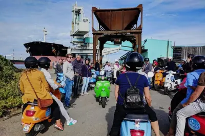 Vespa em Antuérpia: Explore cidade e porto com guia especialista