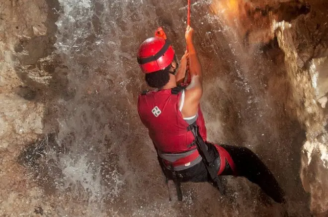 Wasserfall-Höhlenklettertour San Ignacio: 6 Wasserfälle erklimmen