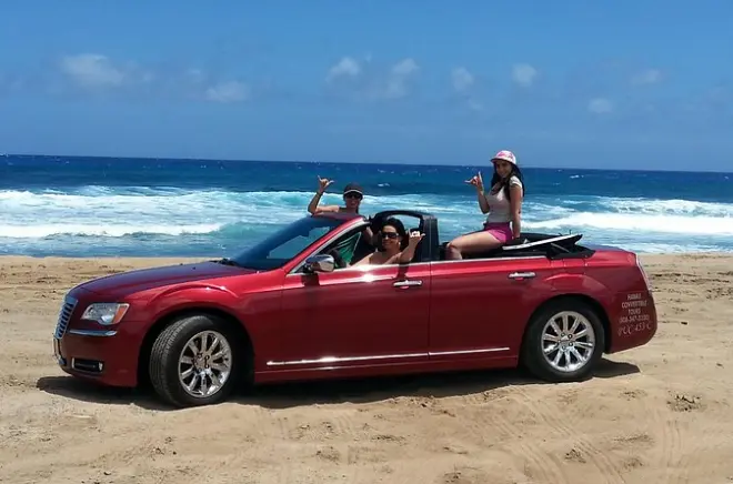 Oahu Südküste im Cabrio: Dunkelroter Chrysler 300C