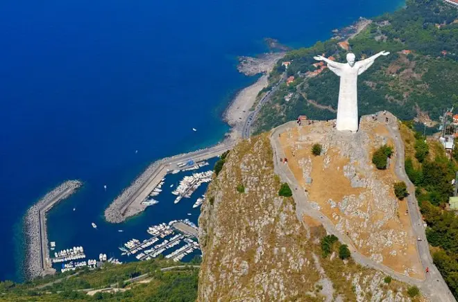 Maratea: Christusstatue und mittelalterliches Dorf