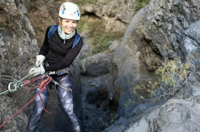 Canyoning à Guaria avec descentes en rappel dans un ravin protégé