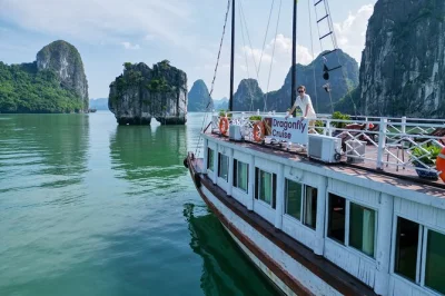 Découvrez la baie d’halong en kayak, explorez ses grottes et savourez un déjeuner de fruits de mer frais. croisière en petit groupe depuis hanoï avec transfert rapide et guide local.