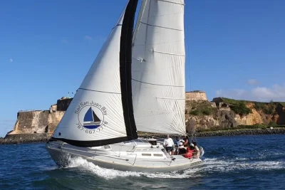 Siente el viento y la brisa marina en un velero auténtico en la bahía de san juan, con bebidas locales, grupos reducidos y vistas cercanas a los fuertes del viejo san juan. bebidas incluidas.
