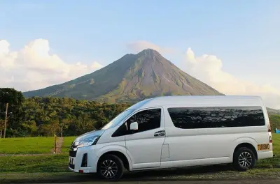 Van privato per 11-15 persone dall’aeroporto a La Fortuna