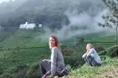 Munnar saindo de Kochi: Plantações de chá e cachoeiras no dia