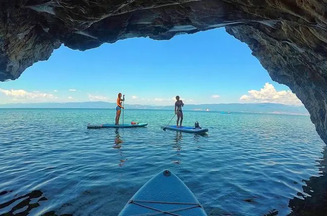 Stand-up-Paddle-Tour am Ohridsee: Versteckte Buchten vom Wasser aus