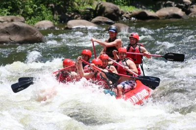 Vivez l’adrénaline sur le pigeon river près de gatlinburg avec un guide, tout l’équipement et la sécurité inclus. 6,5 miles de rapides classes 3-4 à découvrir.