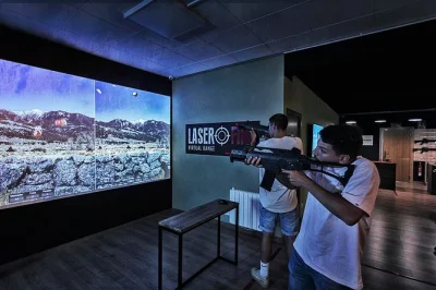 Viva a emoção na galeria de tiro sem pólvora em girona. experimente pistolas e rifles reais de polícia, desafie alvos em telas gigantes, tudo com orientação especializada e sem precisar de licen