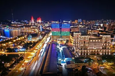Tour notturno a Baku: Flame Towers e monumenti illuminati