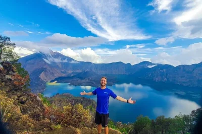 Erlebe den sonnenaufgang am kraterrand des mount rinjani, wandere durch lomboks regenwald, teile mahlzeiten mit deinem guide und camp mit blick auf den sonnenuntergang. inklusive hoteltransfer.