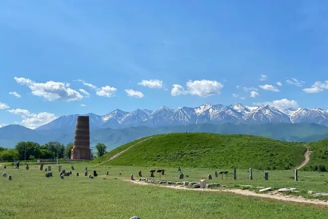 Burana Tower et visite de Bishkek : Ruines et monuments soviétiques