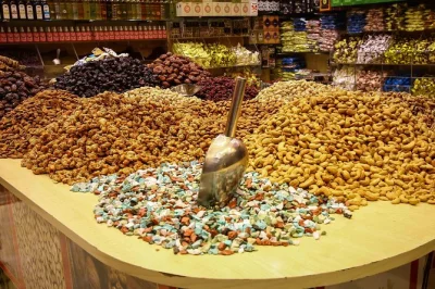 Découvrez les contrastes de dubai : balade en abra, exploration des souks d’or et d’épices, vue sur palm jumeirah et accès possible au burj khalifa. prise en charge incluse pour un départ faci