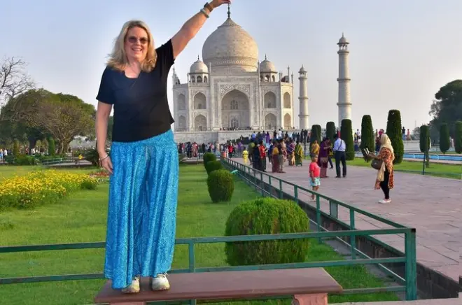 Taj Mahal saindo de Delhi: Carro particular com guia e entrada