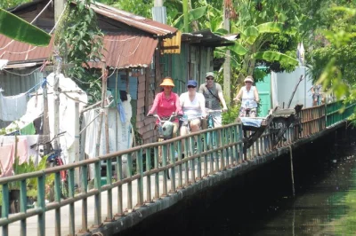 Entdecke bangkoks versteckte viertel per rad, besuche den taling chan floating market und genieße ein echtes thailändisches mittagessen. inkl. fahrrad, helm, guide und erfrischungen.