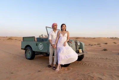 Découvrez le désert de dubaï en land rover vintage, observez la faune arabe, assistez à un spectacle de faucons, faites une balade à dos de chameau et savourez un dîner au camp traditionnel. tra