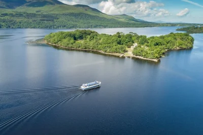 Erlebe eine entspannte bootstour auf dem lough leane ab ross castle in killarney mit spannenden geschichten, tierbeobachtungen und beheiztem komfort – ideal für familien.