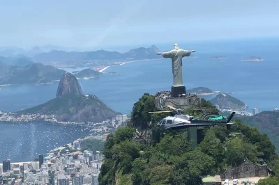 Découvrez rio depuis les airs avec un vol privé en hélicoptère : christ rédempteur, copacabana, pain de sucre. voucher inclus, pilote local. réservez vite !