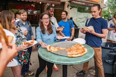 Recorre greenwich village con un guía local, prueba tres tipos de pizza, conoce a los dueños y descubre historias únicas—incluye porciones y un cuaderno de bolsillo.