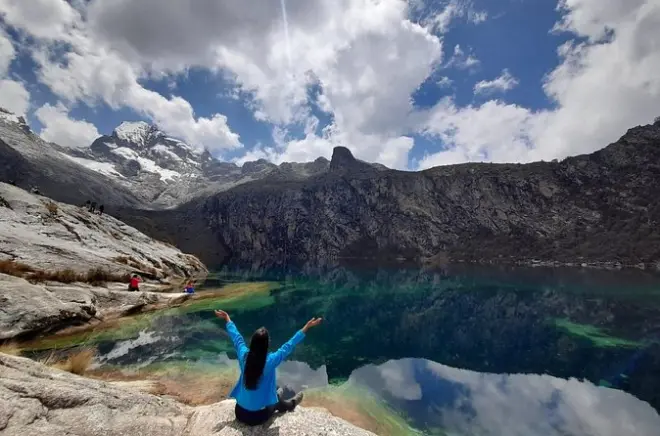 Lago alpino Churup em Huaraz a 4.450 m de altitude para trilha