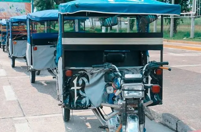 Traslado aeroporto Iquitos em tuk tuk: Ida e volta do hotel