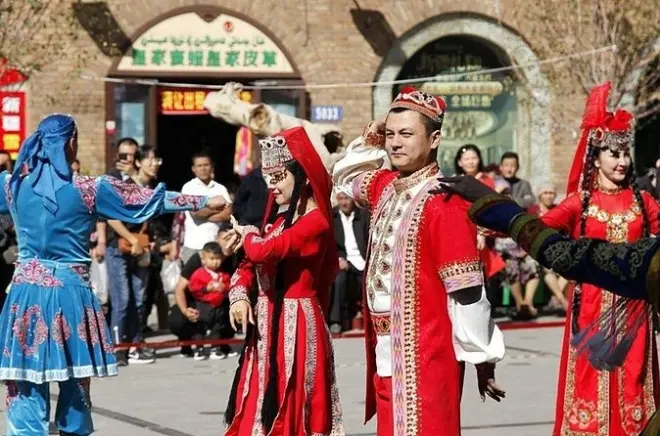 Urumqi Privattour: Roter Hügel Park, Museum & Basar